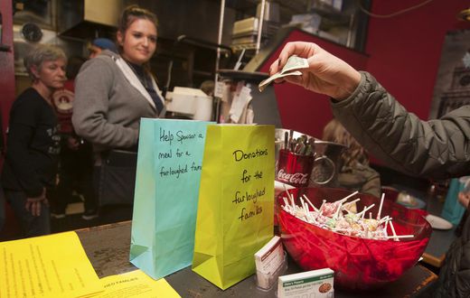 As Shutdown Drags On, Some Step Up to Help Unpaid Federal Workers
