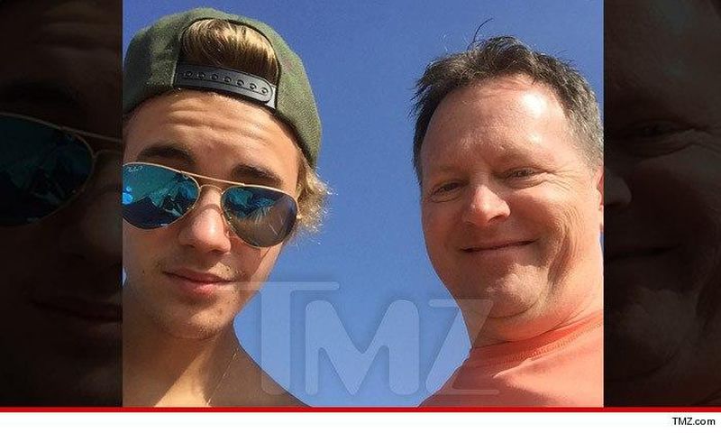 Justin Bieber takes a selfie with stranger