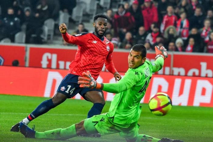 Jonathan Bamba beat Nice goalkeeper Walter Benitez to put Lille three goals up