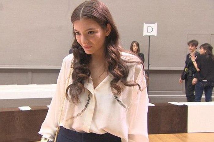 Lorde looks chic in blue and white at Paris Fashion Week.