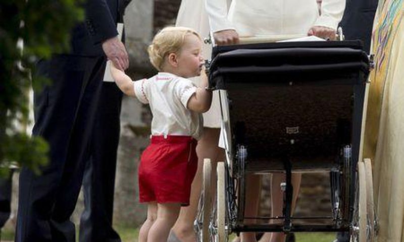 UK royals criticize "dangerous" attempts to photograph young Prince George