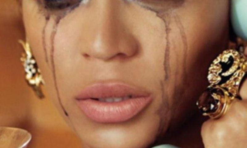 Beyonce famous mascara smudge