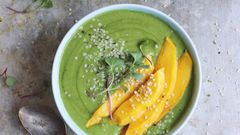 Banana and mango green smoothie bowl