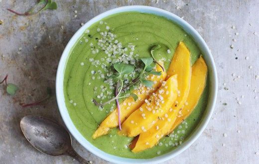 Banana and mango green smoothie bowl