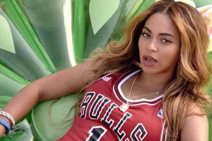 Beyonce spotting Chicago Bulls player, Derrick Rose's Number 1 jersey
