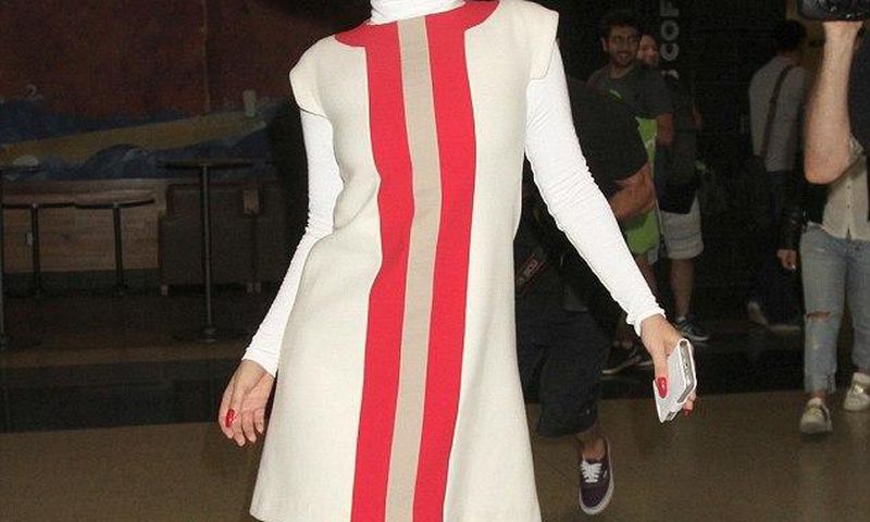 Lady Gaga shows off ladylike look in '60s inspired dress
