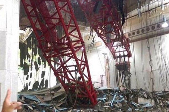 ___4160735___https:______static.pulse.com.gh___webservice___escenic___binary___4160735___2015___9___11___20___2C31949F00000578-3231117-At_least_62_people_were_killed_and_30_injured_when_a_crane_crash-a-37_1441993106102