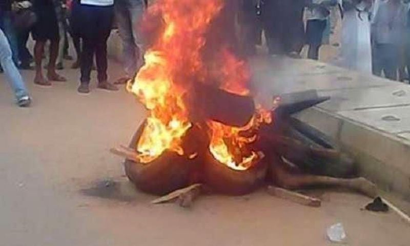 Robber burning as pedestrians watch