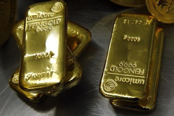 Gold bars are stacked in the safe deposit boxes room of the Pro Aurum gold house in Munich March 3, 2014.   REUTERS/Michael Dalder