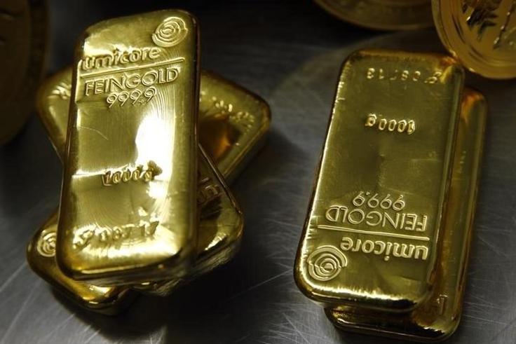 Gold bars are stacked in the safe deposit boxes room of the Pro Aurum gold house in Munich March 3, 2014.   REUTERS/Michael Dalder