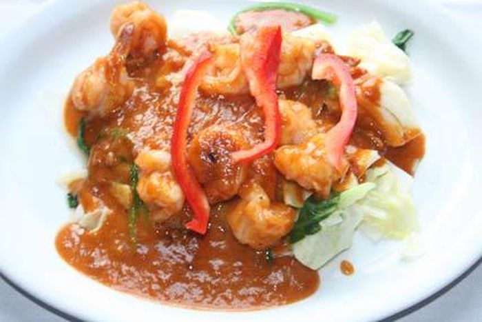 Fried fish in peanut sauce