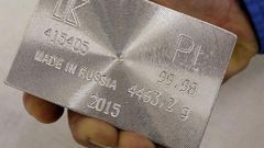 Platinum extends rout, falls below $900 on Volkswagen scandal