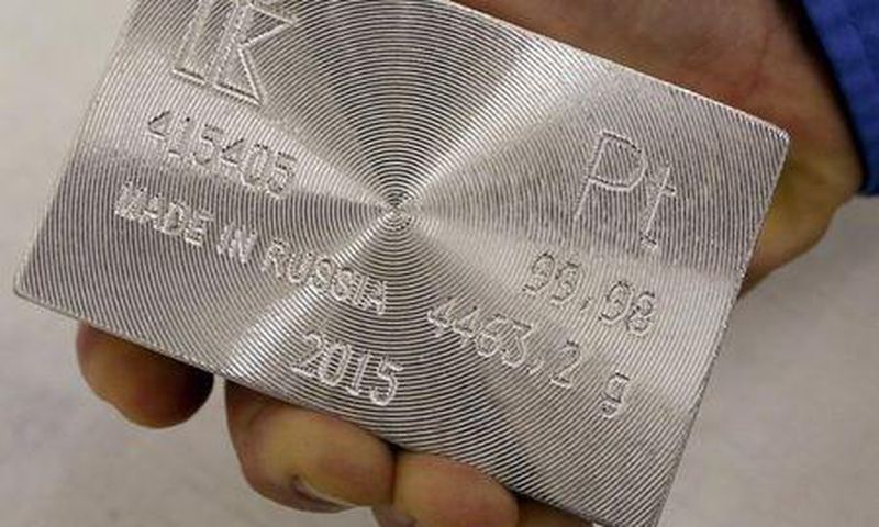 Platinum extends rout, falls below $900 on Volkswagen scandal