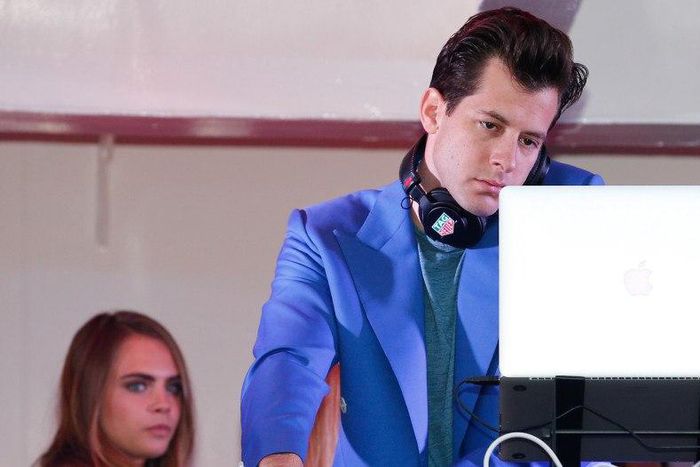 ___3942122___https:______static.pulse.com.gh___webservice___escenic___binary___3942122___2015___7___6___11___mark-ronson_940x526