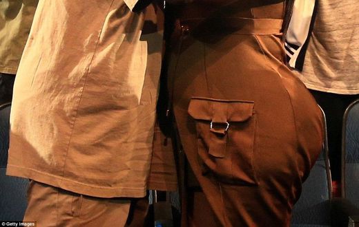 Kanye West and Kim Kardashian share kiss at 2015 MTV VMAs