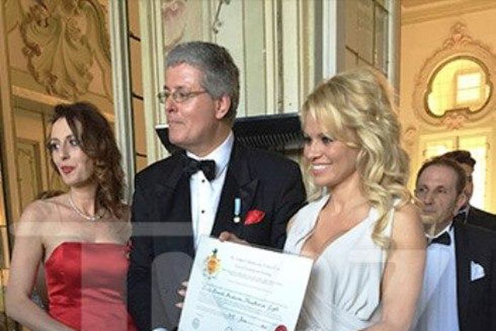Pamela Anderson showing off her certificate of honour
