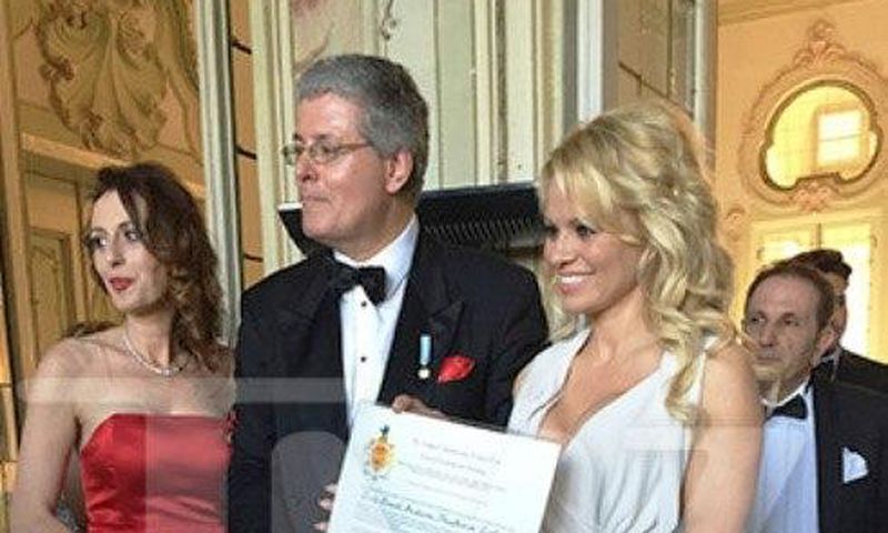 Pamela Anderson showing off her certificate of honour