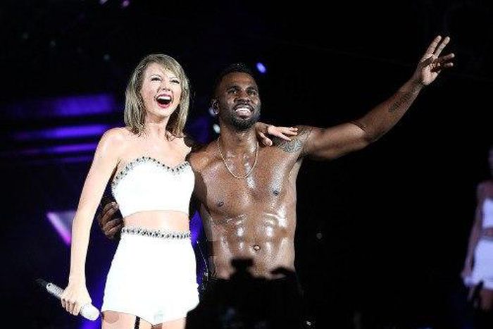 Taylor Swift and Jason Derulo hug it out in Washington DC