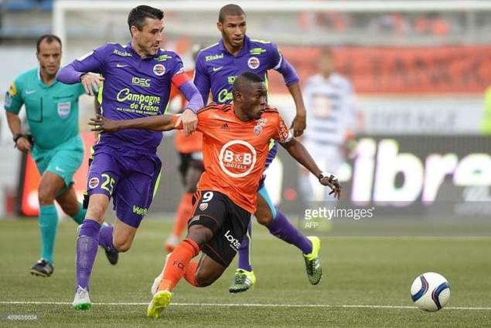 Majeed Waris in an orange color jersey