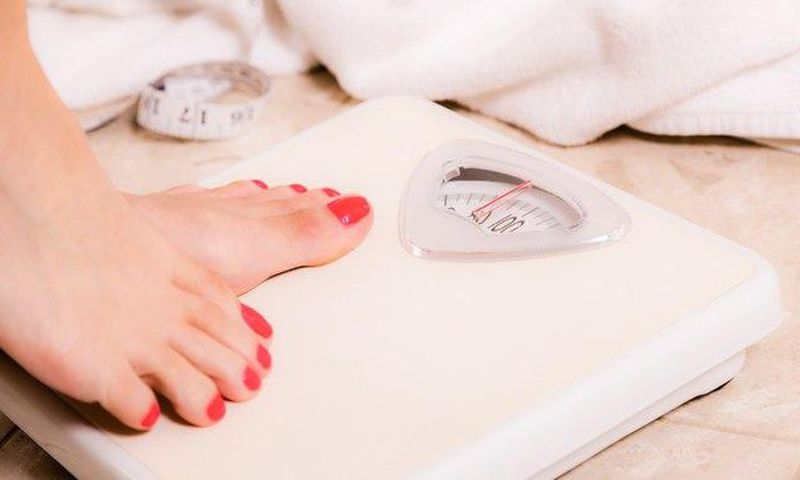 Weight checking on a scale