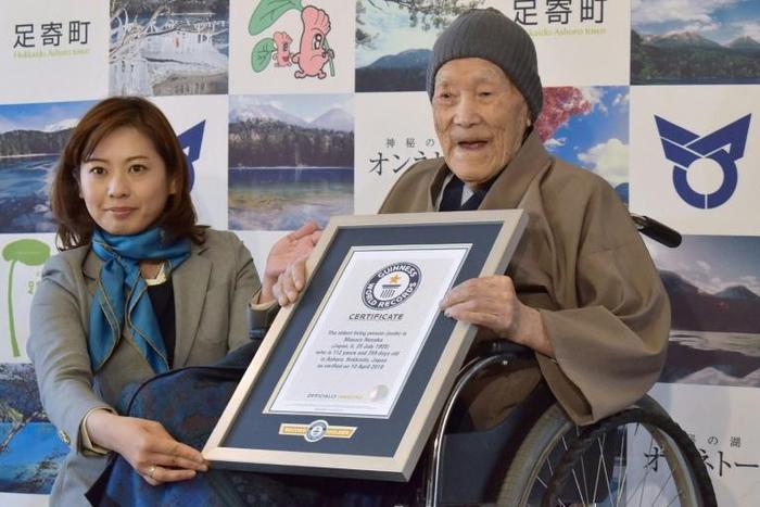 Masazo Nonaka enjoyed eating sweets and soaking in a hot spring. He was awarded the title of oldest man in April