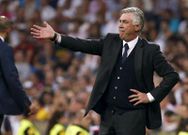 Real Madrid's coach Carlo Ancelotti gestures during their Spanish first division soccer match against Valencia at Santiago Bernabeu stadium in Madrid, Spain, May 9, 2015.  REUTERS/Paul Hanna