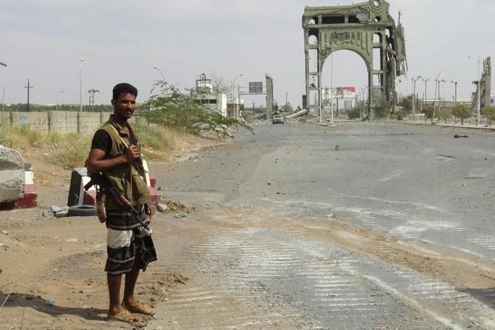 A loyalist fighter stands at the eastern gateway to the Red Sea port city of Hodeida on December 29, 2018
