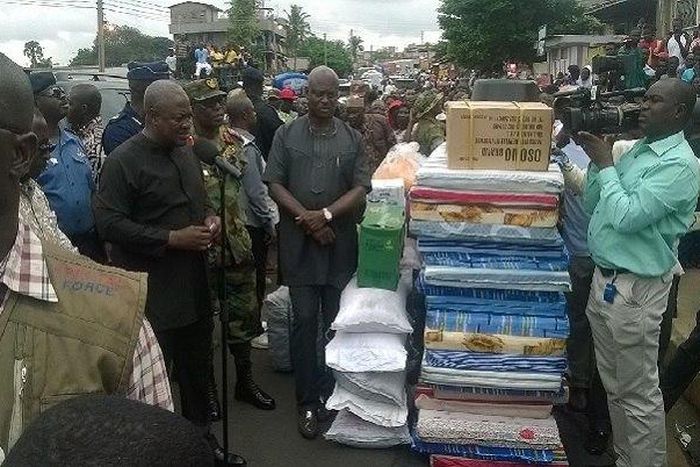 President Mahama presented relief items to the flood victims.