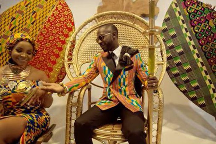 Okyeame Kwame features Benedicta Gafah in "Bra" video