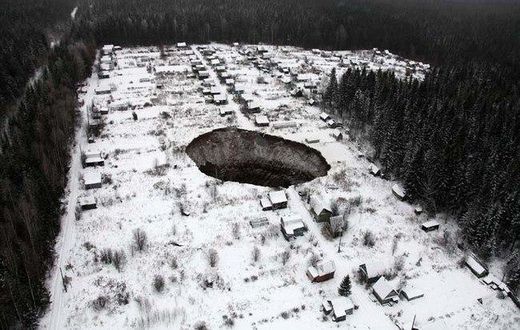 The sinkhole in Solikamsk when it first opened on November 2014