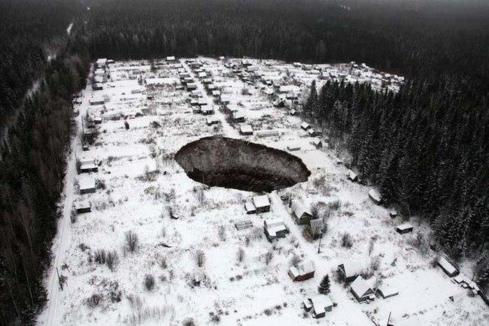 The sinkhole in Solikamsk when it first opened on November 2014
