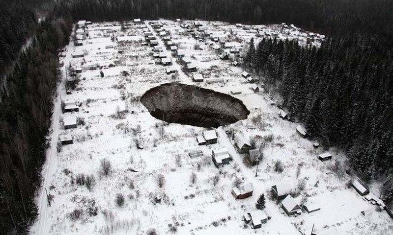 The sinkhole in Solikamsk when it first opened on November 2014