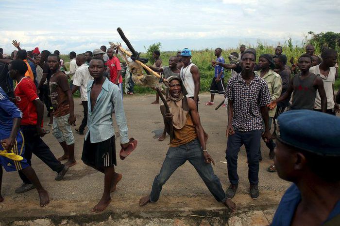 A protestor holds up a dead owl attached to a stick, intended to denigrate the ruling party whose emblem is an eagle, during a protest in Buterere neighbourhood of Bujumbura, Burundi May 12, 2015.    REUTERS/Goran Tomasevic