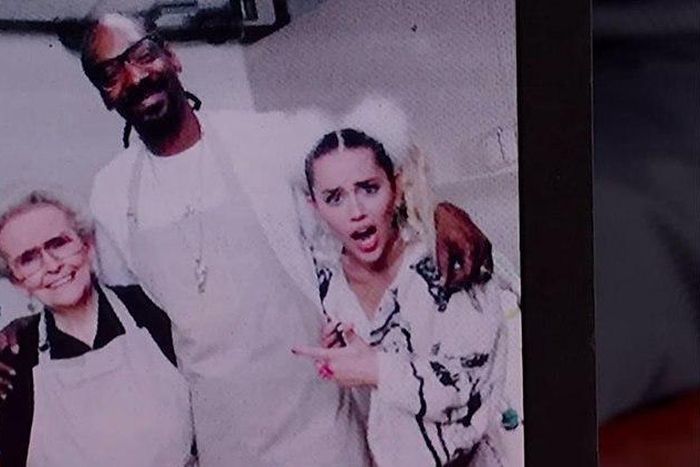 Miley Cyrus' grandmother meets Snoop Dogg
