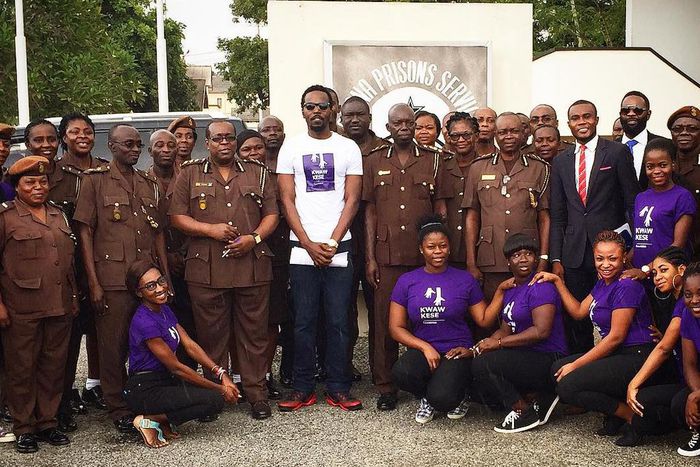 Kwaw Kese and officials of Ghana Prison Service