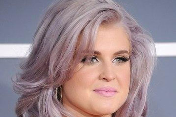 Kelly Osborne rocks her signature purple/lilac hair