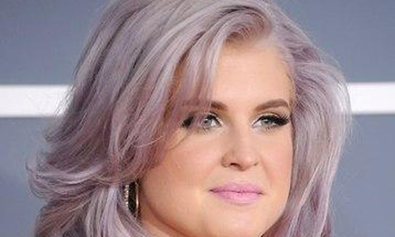 Kelly Osborne rocks her signature purple/lilac hair