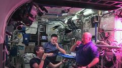 ___4079684___https:______static.pulse.com.gh___webservice___escenic___binary___4079684___2015___8___17___19___astronauts-space-grown-lettuce