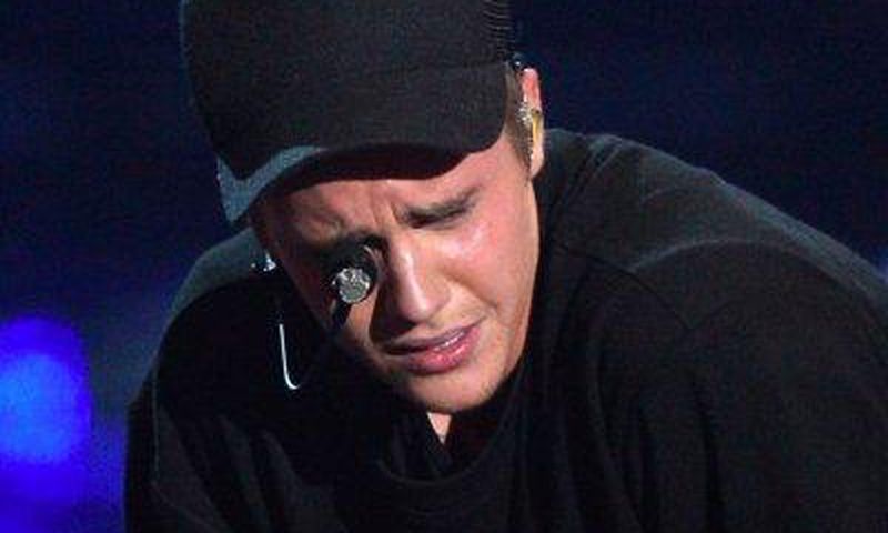 Justin Bieber cries at VMAs