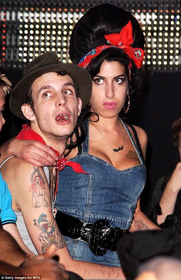 Singer's ex husband claims her signature was on their divorce(01)