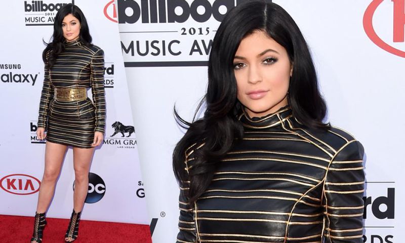 Kylie Jenner goes solo for Billboard Music Awards 2015