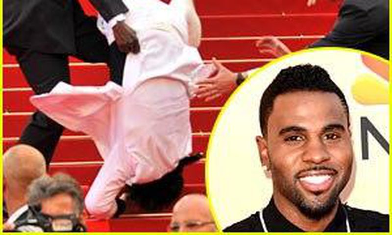 Did Jason Derulo fall at MET Gala 2015