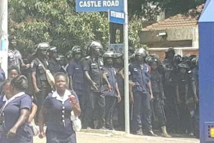 ___4212168___https:______static.pulse.com.gh___webservice___escenic___binary___4212168___2015___9___29___14___Polic-clash-with-demonstrators-3-