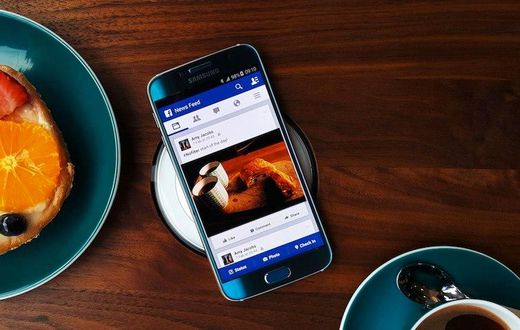 Samsung Wireless Charger charging a S6 Edge