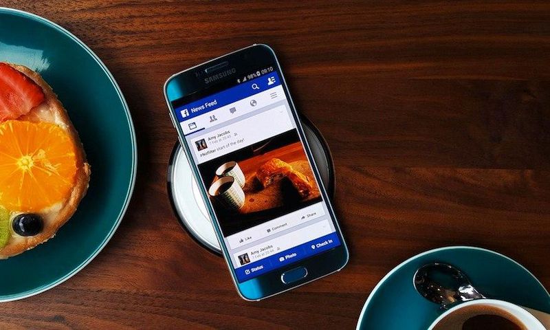 Samsung Wireless Charger charging a S6 Edge