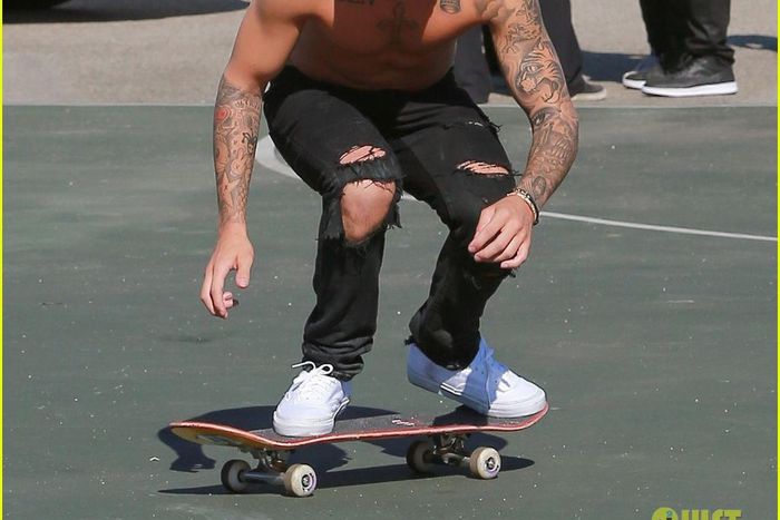 Justin Bieber goes shirtless while skateboarding in Santa Monica