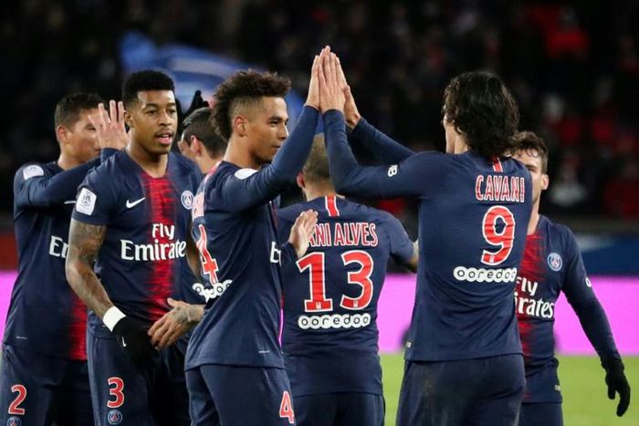 Edinson Cavani celebrates with his teammates after scoring one of his two goals in PSG's 4-1 win over Rennes on Sunday