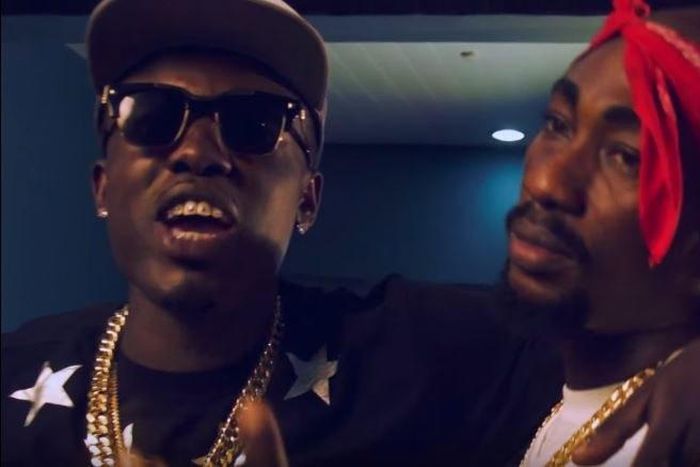 Criss Waddle and Tupac's doppelgänger in "P3 Kakra" music video