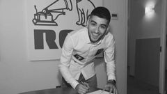 Zayn tweeted this photo of him signing a new deal with RCA