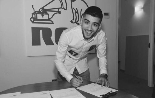 Zayn tweeted this photo of him signing a new deal with RCA